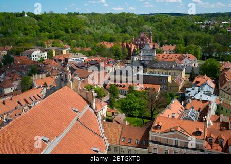 Vom Glockenturm der Universität Vilnius aus hat man einen Blick auf die Stadt. Blick in Richtung St. Anne Kirche. In der historischen Altstadt von Vilnius, Litauen Stockfoto