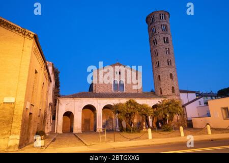 Ravenna - Das Portal der Kirchenbasilika von Sant Apolinare Nuovo in der Abenddämmerung. Stockfoto
