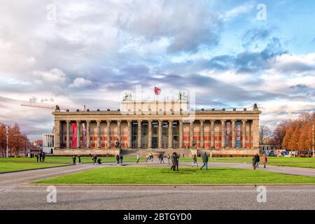 Berlin, Deutschland - 9. Dezember 2019: Ansicht des Alten Museums, Wahrzeichen neoklassizistisches Gebäude mit 18 Säulen Rotunde, mit Ausstellungen römisch-griechischer Artifak Stockfoto