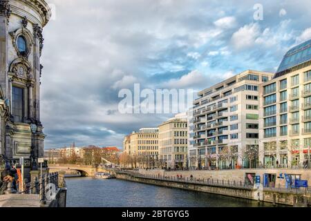 Berlin, Deutschland - 9. Dezember 2019: Blick auf eine Spree von der Liebknecht-Brücke in der Nähe des Berliner Doms mit Gebäuden und Menschen Stockfoto