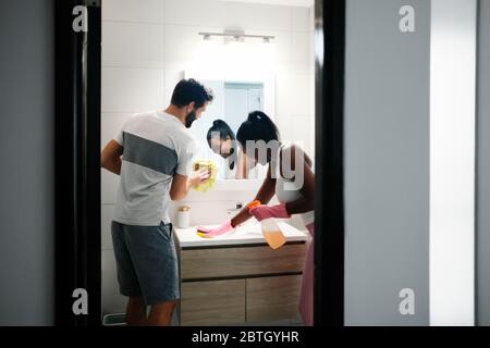 Multiethnische Menschen Tun Hausarbeiten Reinigung Home Badezimmer Stockfoto