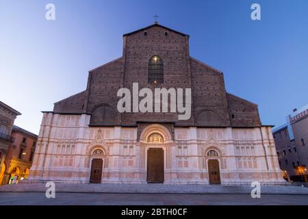 Bologna - die Basilika von San Petronio in der Morgendämmerung Stockfoto