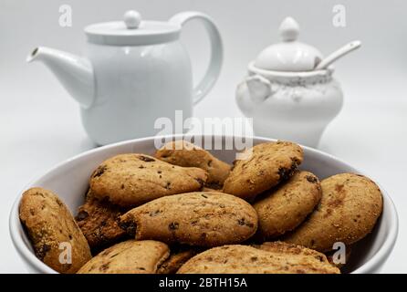 Trockene Teegebäck mit Teekanne und Zuckerdose auf weißem Hintergrund Stockfoto