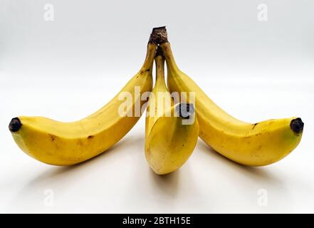Drei Bananen isoliert auf weißem Hintergrund Stockfoto