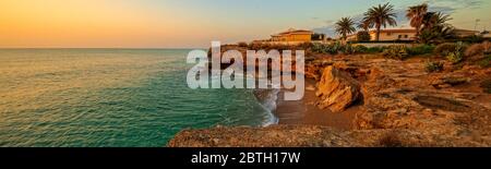 Sonnenaufgang in Oropesa del Mar an der Orangenblütenküste, Spanien Stockfoto