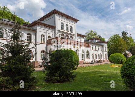 Historisches Badehaus mit Park in Bad Soden, Deutschland Stockfoto