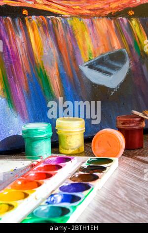 Tempera malt in einer Werkstatt auf den Tisch, selektive Fokussierung, Set von Aquarellfarben, Pinsel für Malerei und Palette Stockfoto
