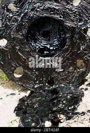 Ölbohrrohr. Im Bohrloch wurden rostige Bohrrohre gebohrt. Ansicht der Muschel der Bohrrohre im Hof des Öl- und Gaslagers. Stockfoto