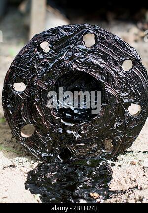 Ölbohrrohr. Im Bohrloch wurden rostige Bohrrohre gebohrt. Ansicht der Muschel der Bohrrohre im Hof des Öl- und Gaslagers. Stockfoto