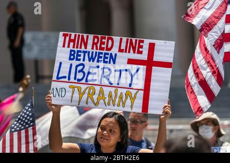 Los Angeles, Usa. Mai 2020. Protestierende, die Plakate halten, versammeln sich vor dem Rathaus von Los Angeles, um gegen die Befehle zum Aufenthalt im Haus zu protestieren, die aufgrund der Coronavirus-Pandemie in Kraft gesetzt wurden. Die Organisatoren nannten die Stay at Home Orders verfassungswidrig und riefen Bürgermeister Eric Garcetti und Gouverneur Gavin Newsom auf, die kalifornische Wirtschaft wieder zu eröffnen. Quelle: SOPA Images Limited/Alamy Live News Stockfoto