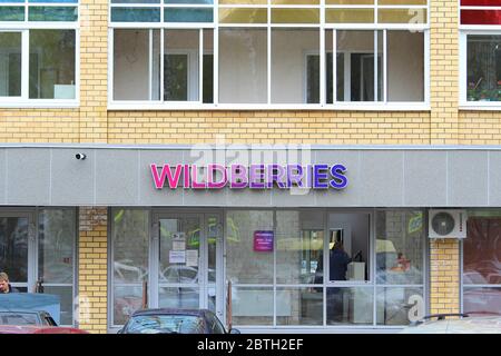 17-05-2020. Russland, Syktywkar. Schild mit Wildbeeren in rosa und blauen volumetrischen Buchstaben. Ausgabestelle eines Online-Shops des russischen Handelsnetzes. Stockfoto