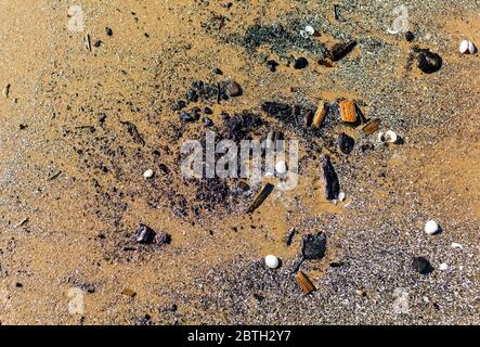 Textur der Meersandoberfläche nach Ebbe Stockfoto