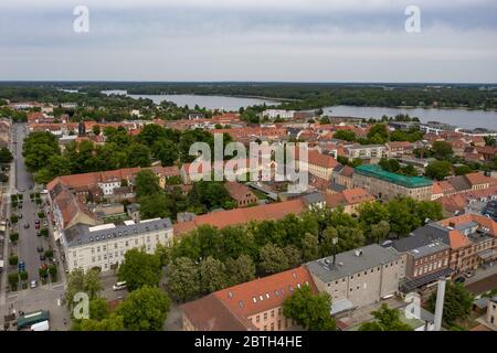 Neuruppin, Deutschland. Mai 2020. Blick über Neuruppin in Brandenburg. (Mit einer Drohne aufgenommen). Quelle: Paul Zinken/dpa-Zentralbild/ZB/dpa/Alamy Live News Stockfoto