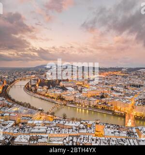 Luftaufnahme von Norden Salzburg und Mirabellpark am Salzach im verschneiten Winter während der Sonnenuntergangsstunde Stockfoto