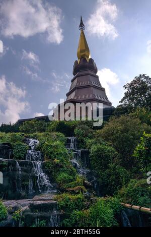 König und Königin Pagode von Doi Inthanon Chiangmai Thailand. Naphamethinidon und Naphaphonphumisiri Diese beiden Stupas sind dem kürzlich verstorbenen k gewidmet Stockfoto