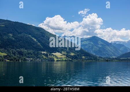 Blick auf den Zeller See und die umliegenden Berge, Österreich Stockfoto