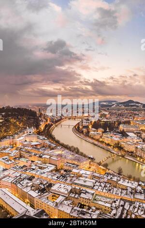 Luftaufnahme von Norden Salzburg und Mirabellpark am Salzach im verschneiten Winter während der Sonnenuntergangsstunde Stockfoto