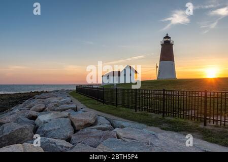 Der Leuchtturm Point Judith bei Sonnenuntergang in der Nähe von Narragansett, Rhode Island Stockfoto