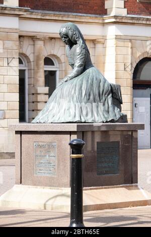 Die George Eliot Statue befindet sich im Einkaufszentrum, Nuneaton. Stockfoto