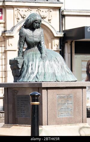 Die George Eliot Statue befindet sich im Einkaufszentrum, Nuneaton. Stockfoto