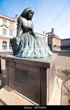 Die George Eliot Statue befindet sich im Einkaufszentrum, Nuneaton. Stockfoto