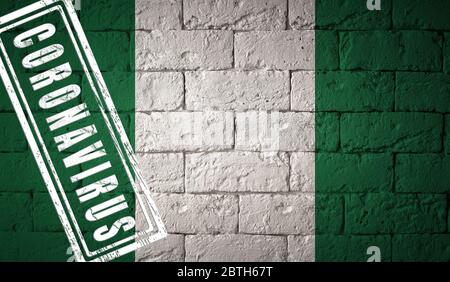 Flagge des Nigerias mit Originalproportionen. Gestempelt von Coronavirus. Backsteinwand Textur. Corona Virus Konzept. Am Rande eines COVID-19 oder 2019-NC Stockfoto