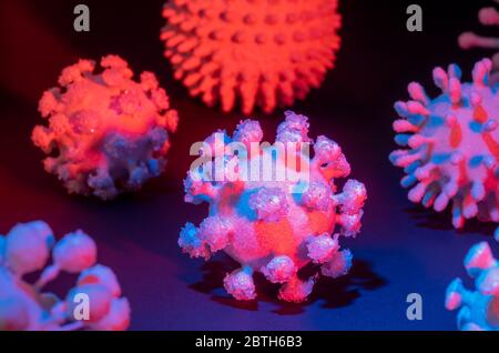 Bild von einigen farbenfrohen symbolischen Viren im dunklen Rücken Stockfoto