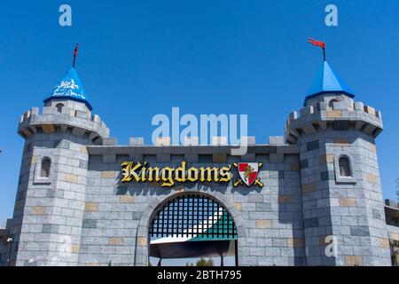 'Dubai, Dubai/Vereinigte Arabische Emirate - 03/07.2020: Legoland Dubai Amusement Park Kingdom's Castle Eingang. Luxusreise“ Stockfoto