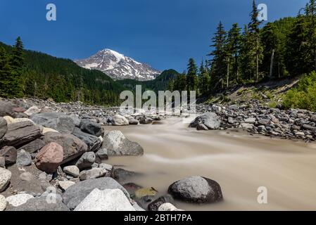 Mount Rainier, Washington State, im Sommer. Der Nisqually River fließt an einem hellen, sonnigen Tag schnell entlang des Flussbettes Stockfoto