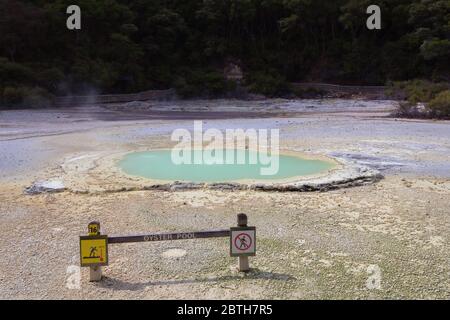 Austernbecken mit Gefahrenschild in Waiotapu Thermal Wonderland, auch Wai-O-Tapu, Nordinsel, Rotorua, Neuseeland Stockfoto