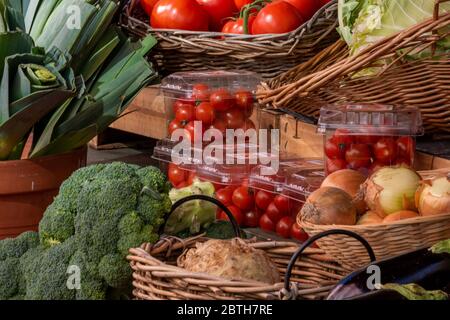 Eine Auswahl oder eine Vielfalt an frischem Gemüse auf einem bunten Marktstand. Stockfoto