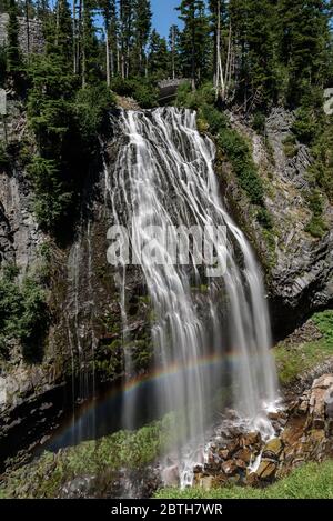 Narada Falls, im Mount Rainier National Park. Am unteren Rand der Wasserfälle hat sich ein Regenbogen gebildet Stockfoto