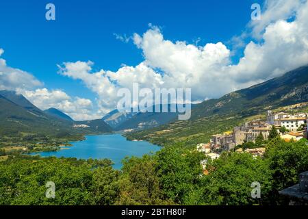 Italien Abruzzen - Nationalpark Abruzzen - Monte Marsicani - See Barrea - Stockfoto