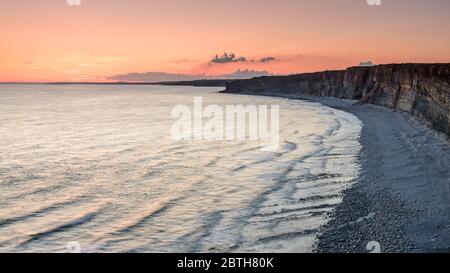 Spektakulärer Sonnenuntergang über der Dunraven Bay, an der Küste von South Wales, Großbritannien. Dunraven Bay ist auch bekannt als Southerndown und wird als Bad Wolf Bay in den s vorgestellt Stockfoto