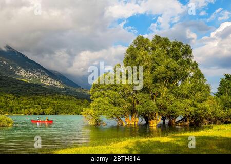 Italien Abruzzen - Nationalpark Abruzzen - Marsicani Berg - Barrea See - Kajak Stockfoto