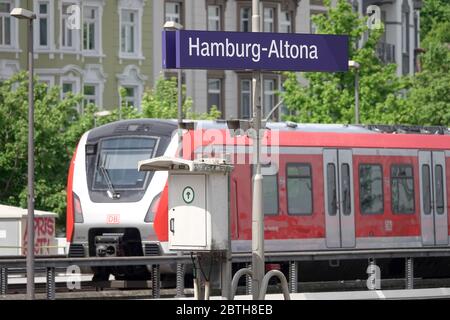 Hamburg, Deutschland. Mai 2020. Hinter einem Schild mit der Aufschrift "Hamburg-Altona" fährt eine S-Bahn der Deutschen Bahn in den Bahnhof Altona ein. Kredit: Bodo Marks/dpa/Alamy Live News Stockfoto