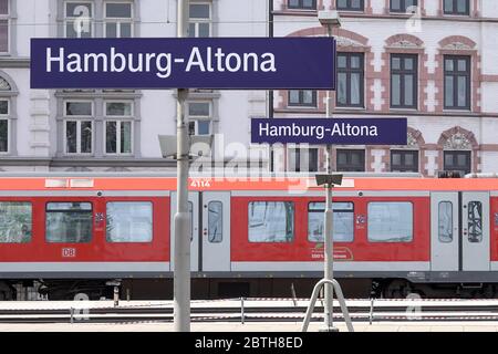 Hamburg, Deutschland. Mai 2020. Hinter einem Schild mit der Aufschrift "Hamburg-Altona" fährt eine S-Bahn der Deutschen Bahn in den Bahnhof Altona ein. Kredit: Bodo Marks/dpa/Alamy Live News Stockfoto