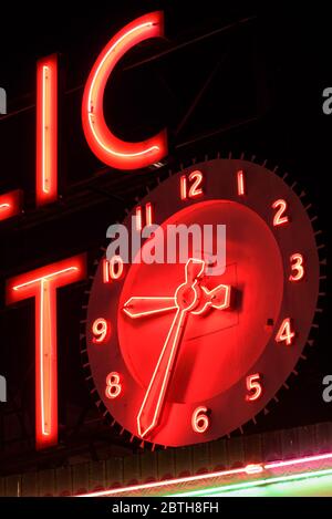 Details eines Neonschilds, das nachts beleuchtet wird. Das Schild ist vor dem berühmten Pike Place Markt, Seattle Stockfoto