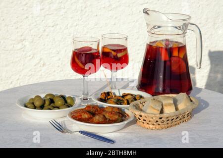 Auswahl an Tapas mit grünen Oliven, Muscheln in Chili und Tomatenvinaigrette und Fleischbällchen mit Brot und Sangria Stockfoto