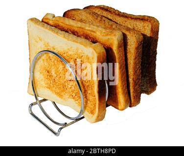 Vier Scheiben Toast in einem metallenen gewickelten Toastgestell. Stockfoto