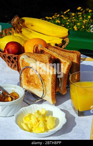 Frühstück mit Toast, Butter, Obst, Orangensaft und Marmelade, Costa del Sol, Andalusien, Spanien, Europa. Stockfoto