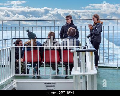 Jugendliche auf der Calmac Fähre von Uig, Isle of Skye nach Tarbert, Isle of Harris. Schottland Stockfoto