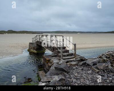 Fußgängerbrücke über einen Kanal auf Traigh Uige, Isle of Lewis, Äußere Hebriden, Schottland Stockfoto