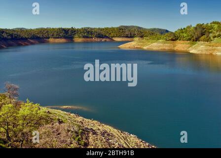 Niedriger Wasserstand am New Melones See am Stanislaus Fluss, Mann angeln, Blick von der Papageien Fährbrücke, nahe Jamestown, Gold Country, Kalifornien, USA Stockfoto