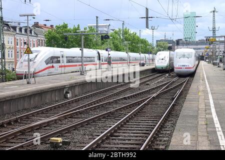 Hamburg, Deutschland. Mai 2020. DIE ICE-Züge der Deutschen Bahn befinden sich im Bahnhof Altona. Nach den Plänen der Bahngesellschaft werden die Fernzüge und Regionalzüge künftig am S-Bahnhof Diebsteich, der zwei Kilometer nördlich liegt, statt Altona anhalten. Kredit: Bodo Marks/dpa/Alamy Live News Stockfoto