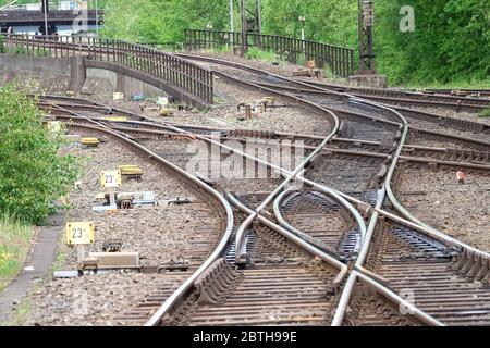 Hamburg, Deutschland. Mai 2020. Vor dem Eingang zum Bahnhof Altona sind die Gleise zu sehen. Nach den Plänen der Bahngesellschaft werden die Fernzüge und Regionalzüge künftig am S-Bahnhof Diebsteich, der zwei Kilometer nördlich liegt, statt Altona anhalten und zu diesem Zweck ausgebaut werden soll. Kredit: Bodo Marks/dpa/Alamy Live News Stockfoto