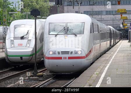 Hamburg, Deutschland. Mai 2020. DIE ICE-Züge der Deutschen Bahn befinden sich im Bahnhof Altona. Nach den Plänen der Bahngesellschaft werden die Fernzüge und Regionalzüge künftig am S-Bahnhof Diebsteich, der zwei Kilometer nördlich liegt, statt Altona anhalten. Kredit: Bodo Marks/dpa/Alamy Live News Stockfoto