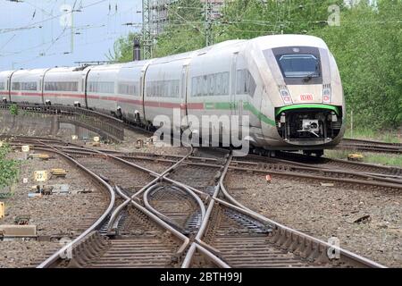 Hamburg, Deutschland. Mai 2020. Ein ICE der Deutschen Bahn fährt in Zeitlupe vom Bahnhof Altona ab. Nach den Plänen der Bahngesellschaft werden die Fernzüge und Regionalzüge künftig am S-Bahnhof Diebsteich, der zwei Kilometer nördlich liegt, statt Altona anhalten und zu diesem Zweck ausgebaut werden soll. Kredit: Bodo Marks/dpa/Alamy Live News Stockfoto