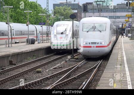 Hamburg, Deutschland. Mai 2020. DIE ICE-Züge der Deutschen Bahn befinden sich im Bahnhof Altona. Nach den Plänen der Bahngesellschaft werden die Fernzüge und Regionalzüge künftig am S-Bahnhof Diebsteich, der zwei Kilometer nördlich liegt, statt Altona anhalten. Kredit: Bodo Marks/dpa/Alamy Live News Stockfoto