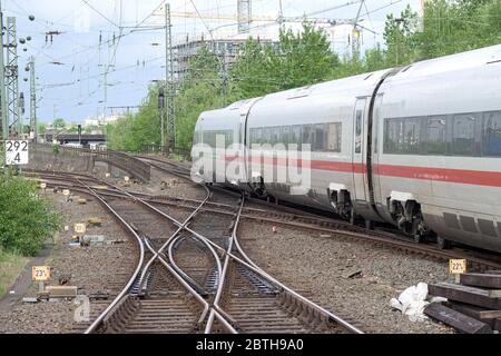 Hamburg, Deutschland. Mai 2020. Ein ICE der Deutschen Bahn fährt in Zeitlupe vom Bahnhof Altona ab. Nach den Plänen der Bahngesellschaft werden die Fernzüge und Regionalzüge künftig am S-Bahnhof Diebsteich, der zwei Kilometer nördlich liegt, statt Altona anhalten und zu diesem Zweck ausgebaut werden soll. Kredit: Bodo Marks/dpa/Alamy Live News Stockfoto